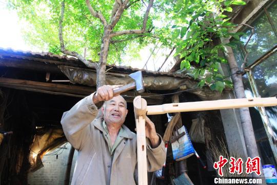 图为徐光祥展示榫卯结构组合方式。 郝学娟 摄