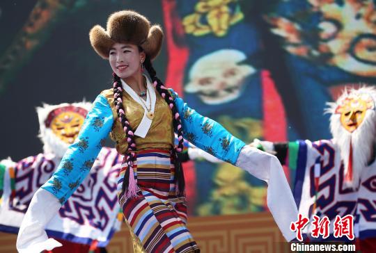 图为活动现场的西藏歌舞表演。 泱波 摄