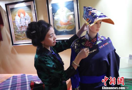 图为服装展示。 泱波 摄