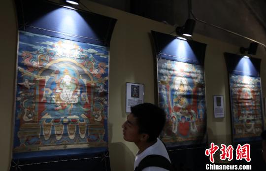 图为市民观展。 泱波 摄