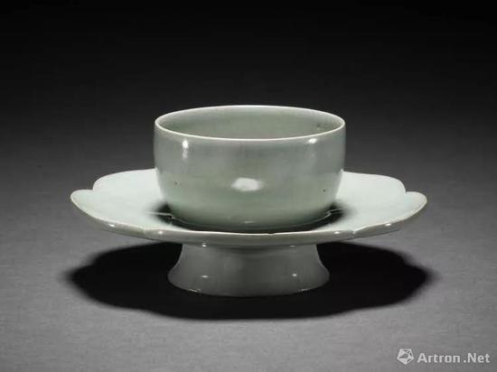 ▲ 大英博物馆藏汝窑盏托,从这个角度看能看到3个缩釉点