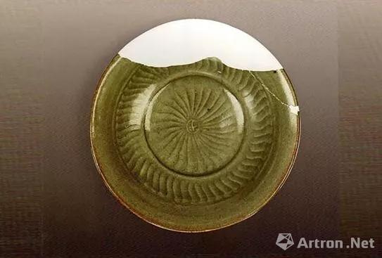 ▲ 青釉菊瓣纹盘,以上三器均为宝丰清凉寺窑址出土,图自河南省文物考古研究院官网