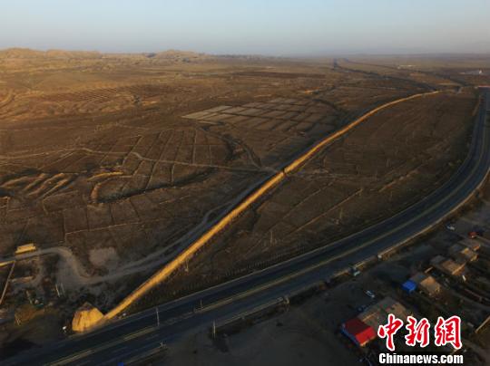 图为空中俯瞰甘肃山丹县境内明长城。 杨艳敏 摄