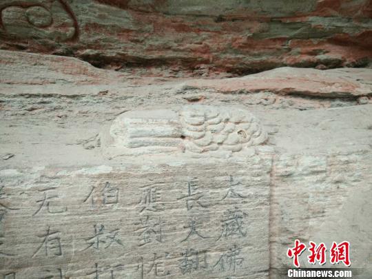 图为在大足石刻首次发现宋代纸币“交子”造像。 邓启兵 摄