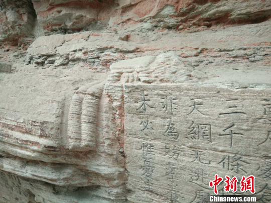 图为在大足石刻首次发现宋代纸币“交子”造像。 邓启兵 摄