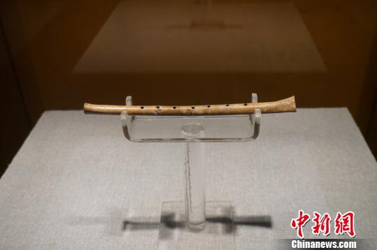 图为贾湖遗址出土的七孔骨笛,被誉为“中华第一笛”,现藏于河南博物院 韩章云 摄