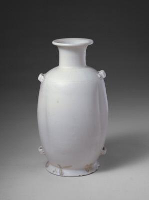 定窑白釉穿带瓜棱壶,五代,高23.5cm,口径7.6cm,足径10.1cm。故宫博物院藏。