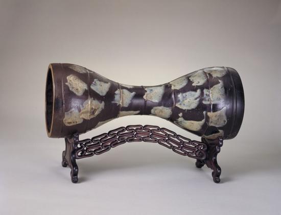 鲁山窑花瓷腰鼓,长58.9cm,鼓面直径22.2cm。