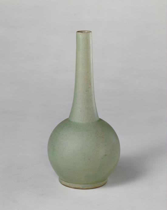 越窑青釉直颈瓶,高22.4cm,口径2.3cm,足径7.3cm。