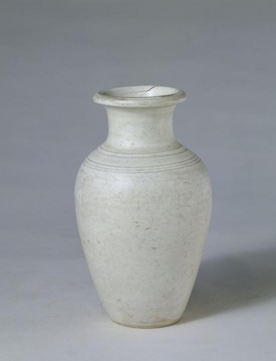 邢窑白釉瓶,高14.4cm,口径6cm,足径7.2cm。