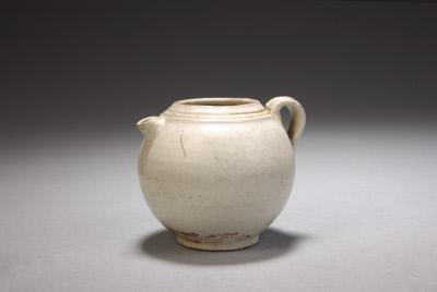 定窑白釉执壶,五代,高6.8cm,口径3.6cm,足径3.8cm。故宫博物院藏。