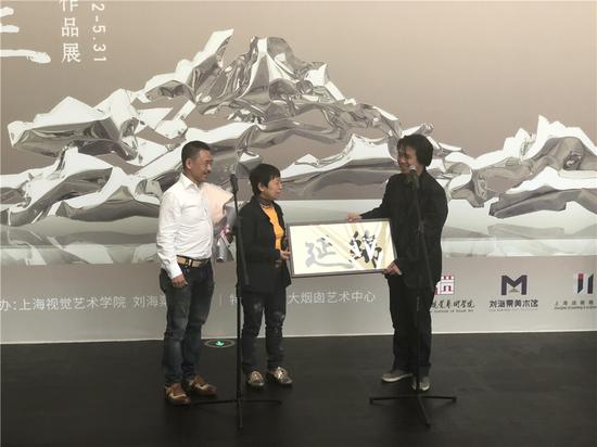 艺术家杨春华现场传递“延绵”二字