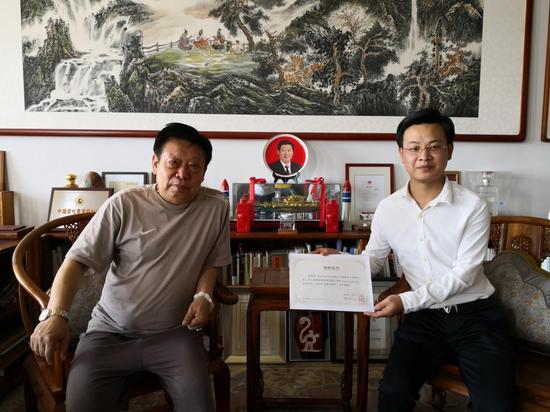 (东方金典董事会董事、公关总裁赵宏文先生与著名书画艺术家张艺群大师 签约合影)