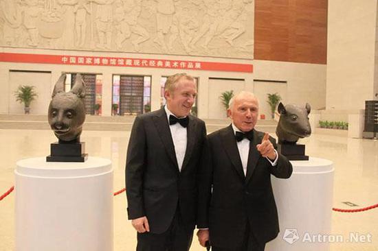 2013 年6月28日,皮诺家族捐 赠兽首仪式在国博举行 图为皮诺父子合影