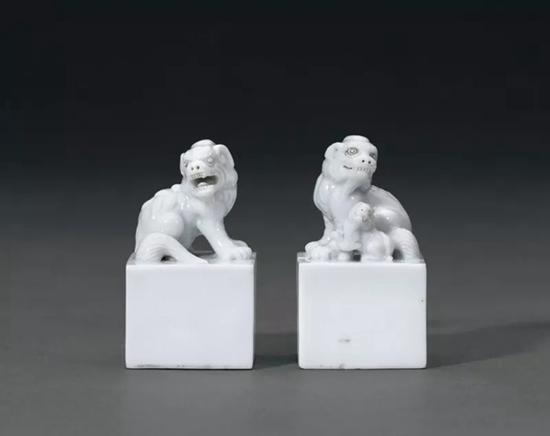 Lot 900 清早期 德化窑白瓷狮钮方章一对 3.4x3.4x6cm。(2) Long x Wide x High