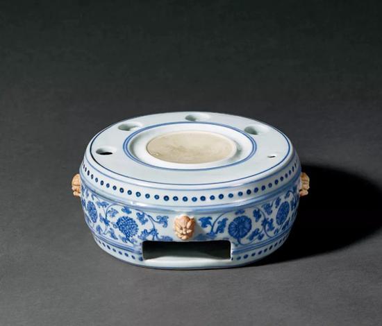 Lot 888 明成化/弘治 青花缠枝花卉纹鼓形暖砚 17x6.9cm。 Wide x High