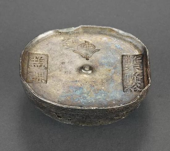 Lot 2089 清代四川“盐课 仁岸永隆裕”双戳十两圆锭 出版:浙江省博物馆编《银的历程》第179页