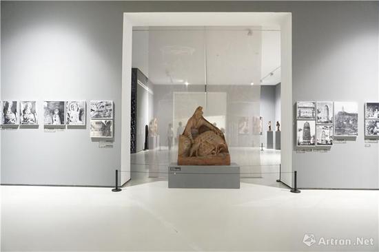 展出的四川美术学院“大足石刻”翻制造像作品(中)
