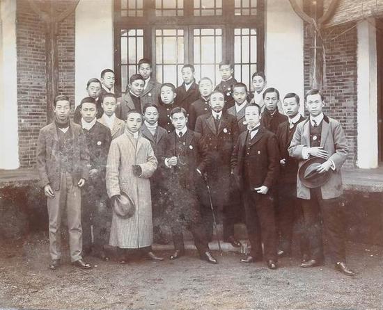 苏州公立第一中学堂毕业照,后排右一为叶圣陶,1911年冬