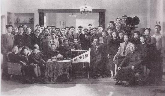 上海开明书店同仁参观联华影院时合影(前右者为叶圣陶),1946年
