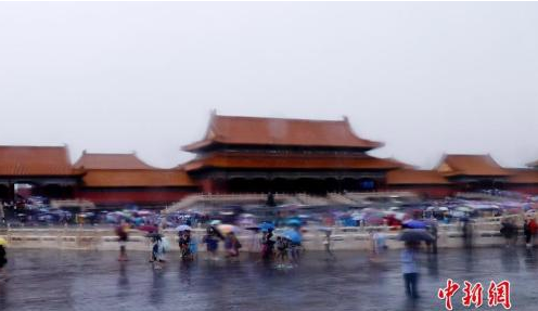 资料图:7月17日,北京连日降雨,游客在北京故宫游览兴致不减