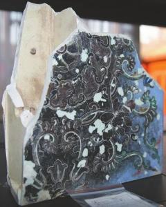 延清堂大殿粉彩地砖,表面呈黑色,是因为过火的缘故