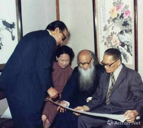 张大千(右二)与黄君璧(右一)赏画
