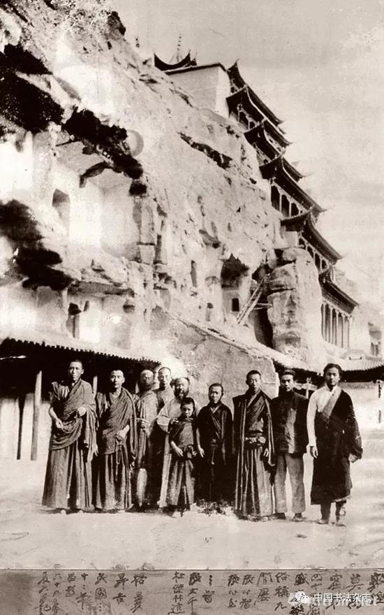 1943年,张大千与藏传佛教寺院僧人等摄于敦煌莫高窟 罗伦建藏
