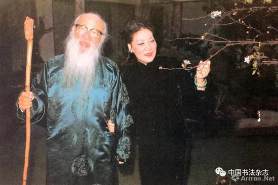 张大千与夫人徐雯波在摩耶精舍赏花 私人藏