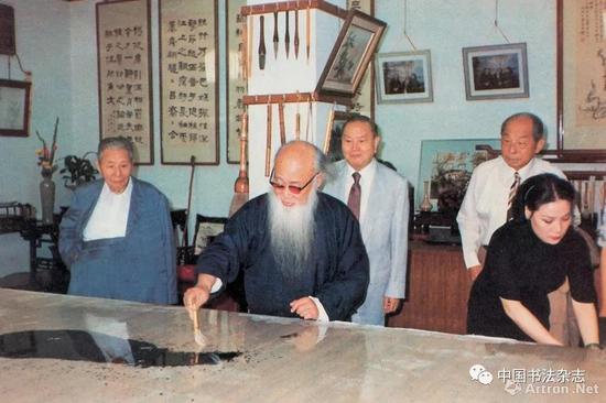 张大千绘长三十六尺大画《庐山图》,开笔时摄于摩耶精舍