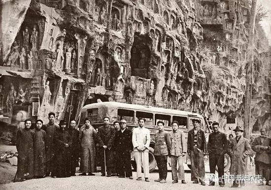 1943年秋,张大千在广元千佛崖与友人合影 罗伦建藏