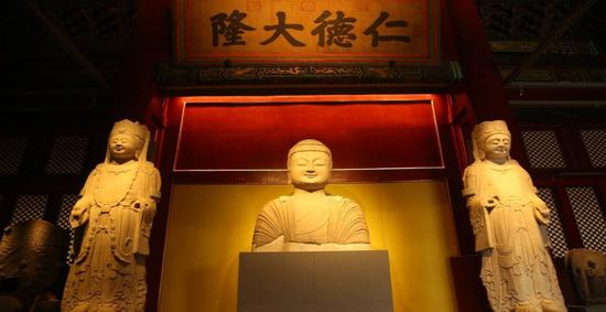 因体积过大暴露在室外的珍贵造像如今陈设入馆内,感觉完全不同