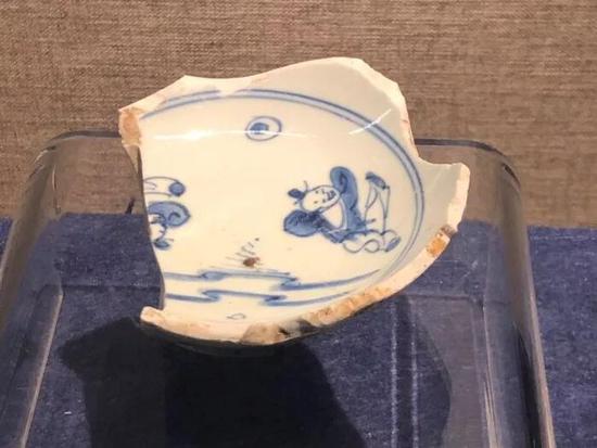 青花蹴鞠纹瓷碗,清代早期,南京博物馆藏