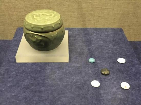 (左)龙泉窑青豆釉棋子罐,元代,四川博物馆藏