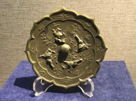 打马球铜镜,唐代,扬州博物馆藏