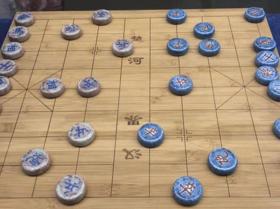 青花珊瑚红象棋子,清代,南通博物苑藏