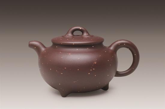 艺术家鲍玉梅作品 星宇壶 泥料:紫泥铺砂 容量:400cc 创作年代:2007年