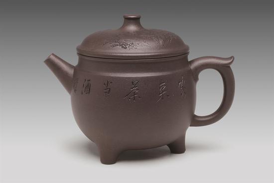 艺术家鲍玉梅作品 金瓯壶 泥料:紫泥 容量:400cc 创作年代:1992年