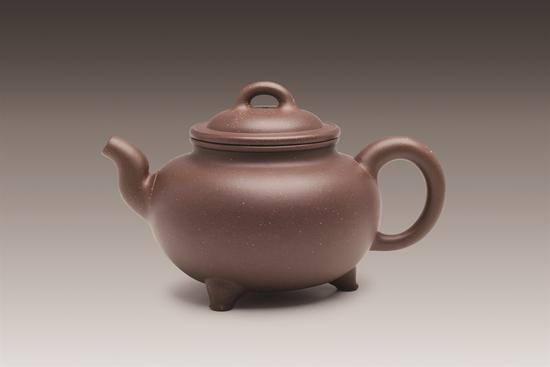 艺术家鲍玉梅作品 尽藏壶 泥料:紫泥调段砂 容量:500cc 创作年代:2002年