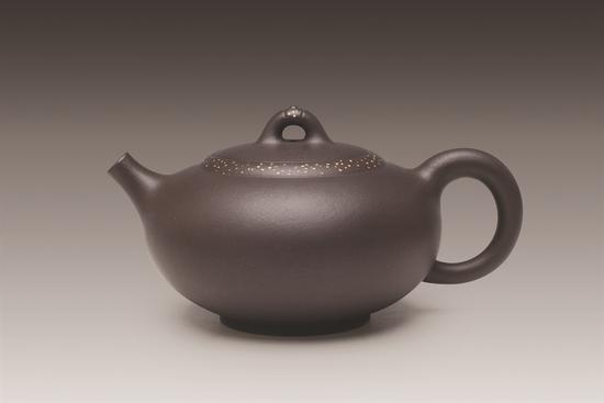 艺术家鲍玉梅作品 乐在其中壶 泥料:黑料 容量:300cc 创作年代:2007年