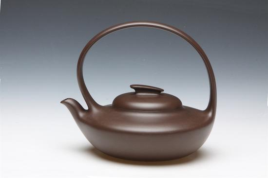 艺术家方小龙作品 品名:和韵提梁壶;泥料:紫泥;容量:650ml;创作年代:2017年