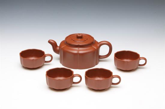 艺术家方小龙作品 品名:梅花周盘套壶;泥料:朱泥;容量:450ml;创作年代:2017年
