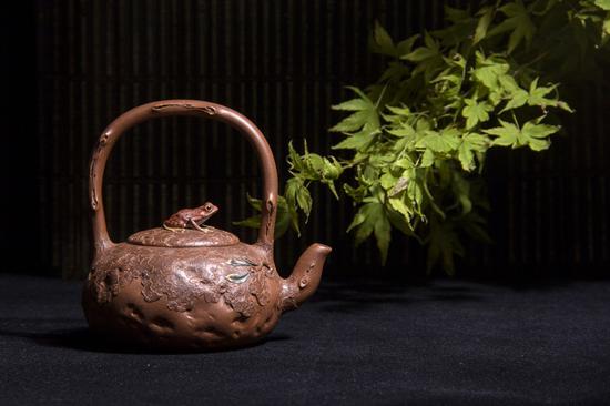 艺术家吴介春作品 灵蛙提梁供春壶 泥料:老段泥 年代:2017 容量:450CC