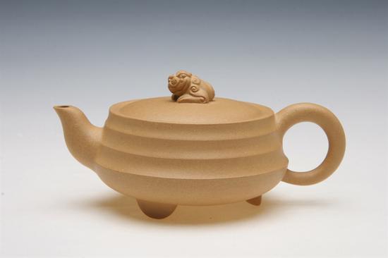 艺术家蒋建军作品 狮瑞壶 泥料:段泥 年代:2005 容量:300CC