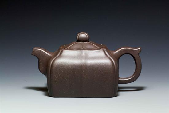 艺术家蒋建军作品 方菱壶 泥料:紫泥调砂 年代:2013 容量:380CC