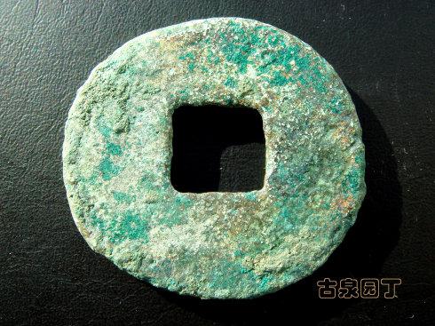 这一枚,重量18克。直径35毫米。