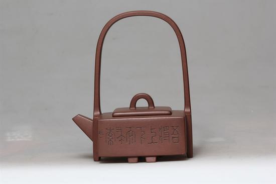 艺术家吴燕群作品 玉带提梁壶 泥料:紫泥 年代:1994 容量:300CC