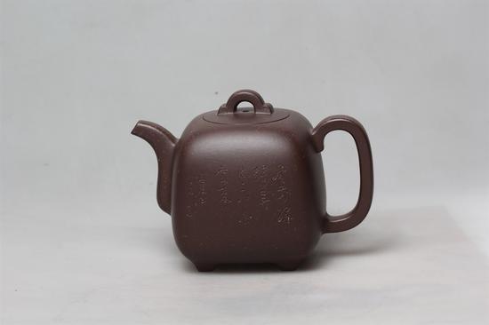 艺术家黄丽萍作品 隅方壶 泥料:紫泥 年代:90 年代中期 容量:320 CC