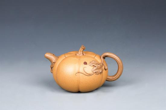 艺术家李霞作品 南瓜壶 泥料:黄金段泥 年代:2018 容量:300 CC