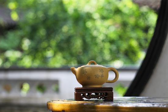 艺术家张建平作品 春潭壶 泥料:本山绿绞泥装饰 年代:2007 容量:220ml